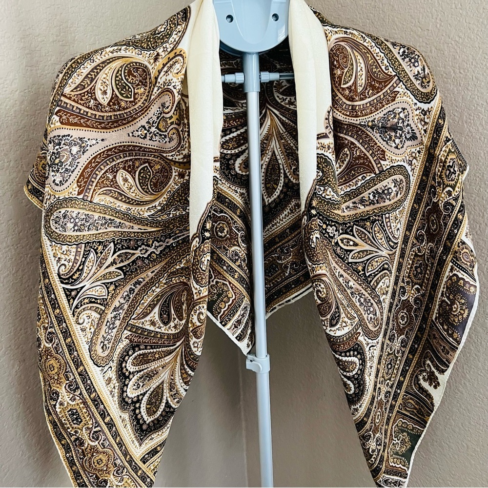 42”x42” Vintage Large Silk Echo Shawl. - Picture 9 of 11